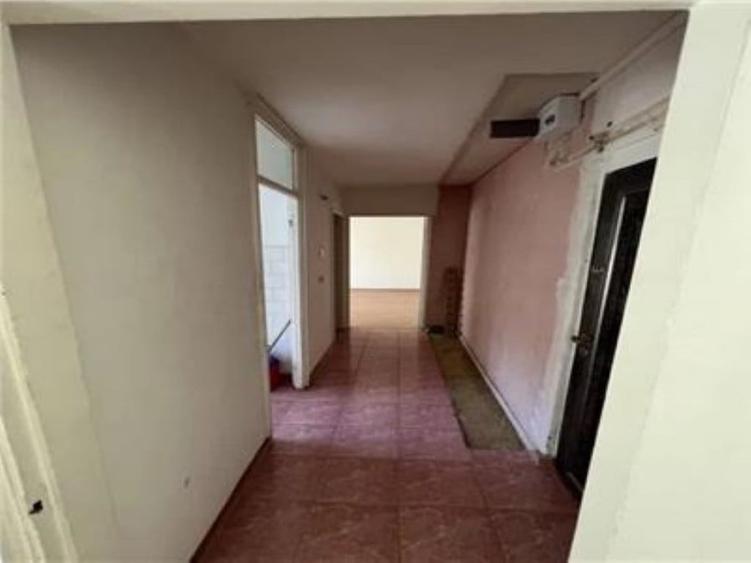 Apartament 3 camere , semidecomandat - zona Calea Bucuresti - 2