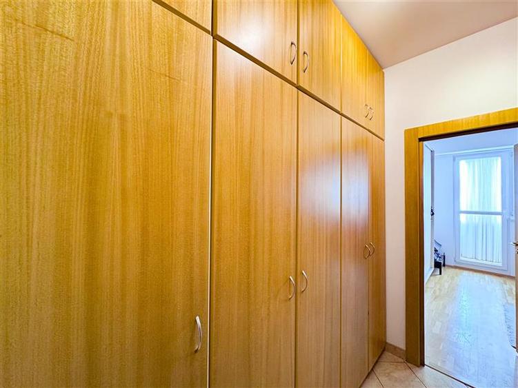 Apartament cu 4 camere semidecomandat, mobilat în Floreasca