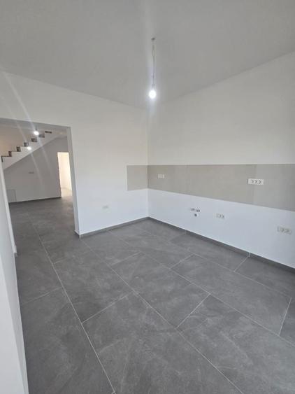 Duplex cu 4 camere cu Canalizare în Plopi
