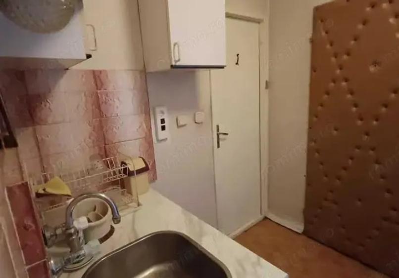 Garsonieră decomandată în Noua