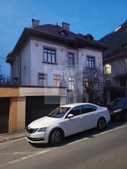 Casă individuală cu 9 camere cu Canalizare în Centrul Istoric