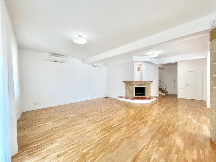 Casă individuală cu 8 camere cu Piscina în Iancu Nicolae