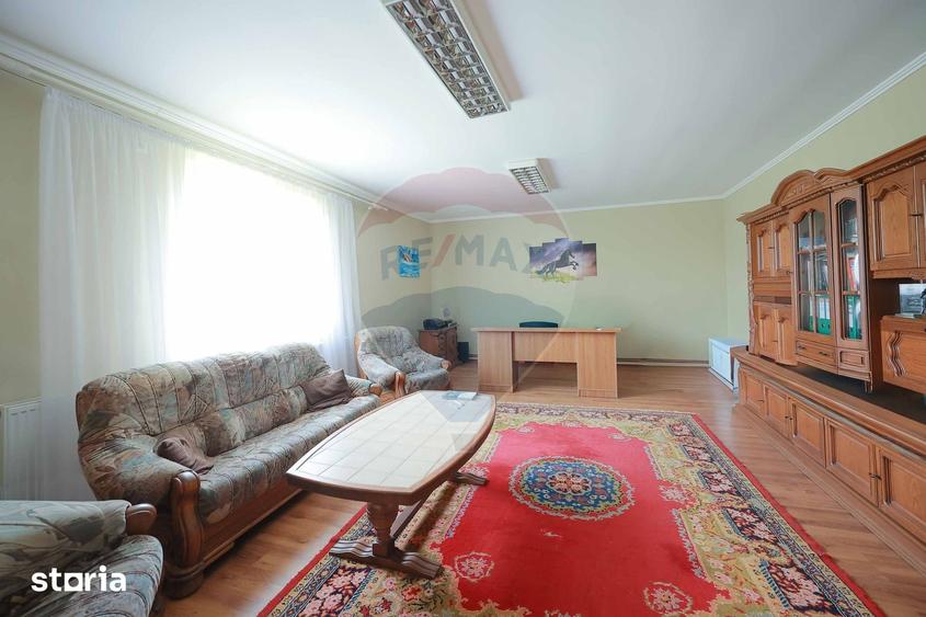 Casă cu 5 camere cu Teren 42283 Mp în Central
