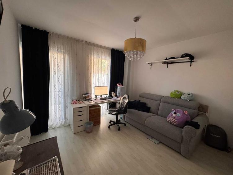 Apartament cu 3 camere semidecomandat în Rahova