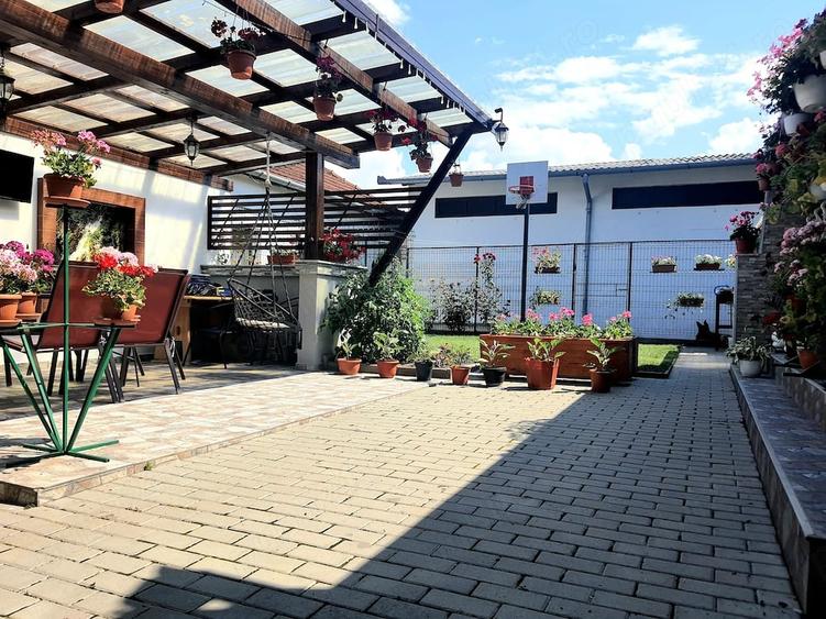 Casă cu Teren 303 Mp în Central
