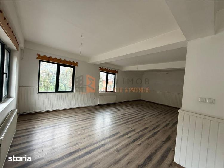 Casă cu 8 camere decomandat cu Teren 30 Mp în Siriu