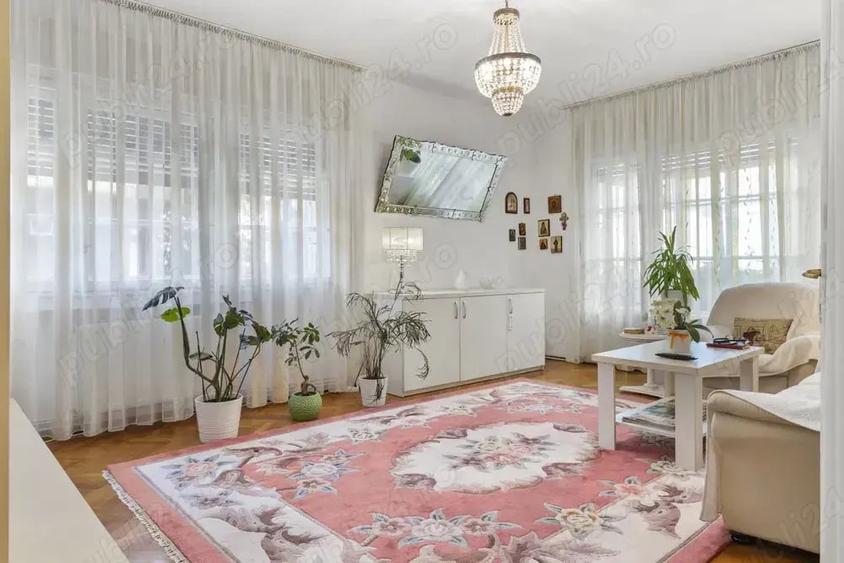 Apartament cu 4 camere decomandat în Central