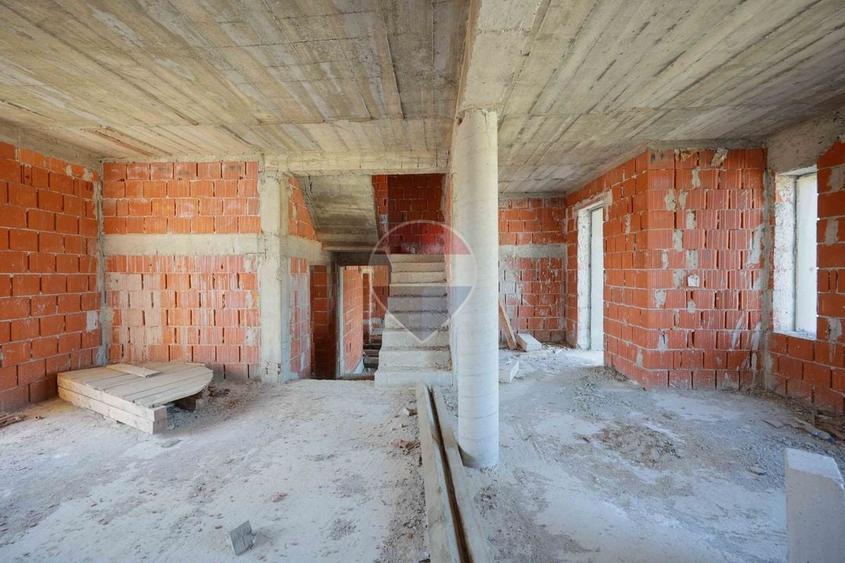 Casă cu 4 camere cu Teren 161 Mp în Central