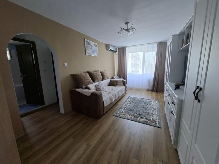 Apartament cu 4 camere decomandat în Titan