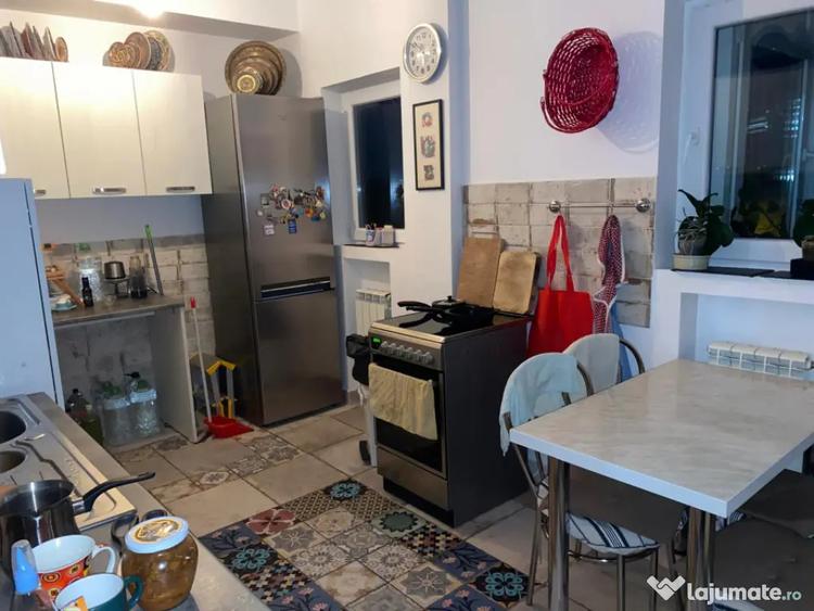 Apartament cu 4 camere semidecomandat în Universitate