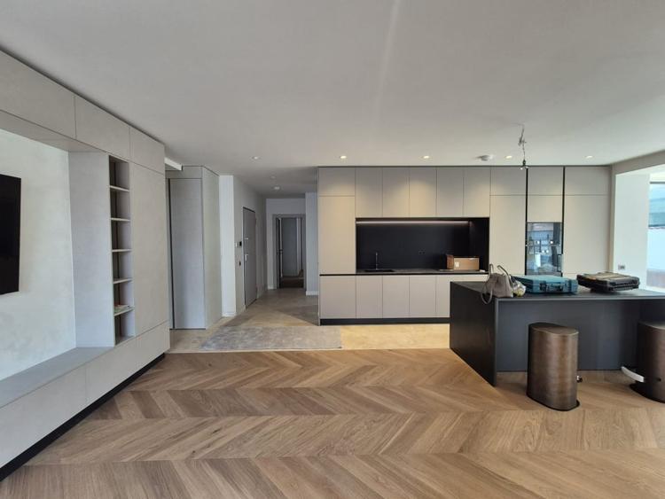 Apartament cu 4 camere decomandat, mobilat în Voluntari
