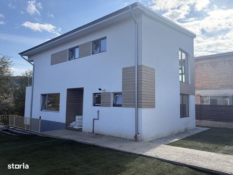 Casă cu 4 camere în Baciu