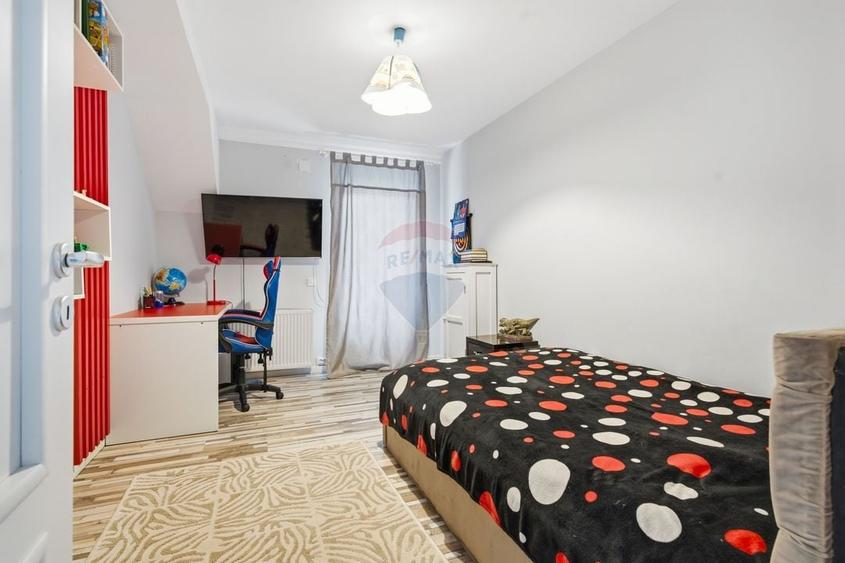 Casă cu 9 camere cu Teren 565 Mp în Hlincea