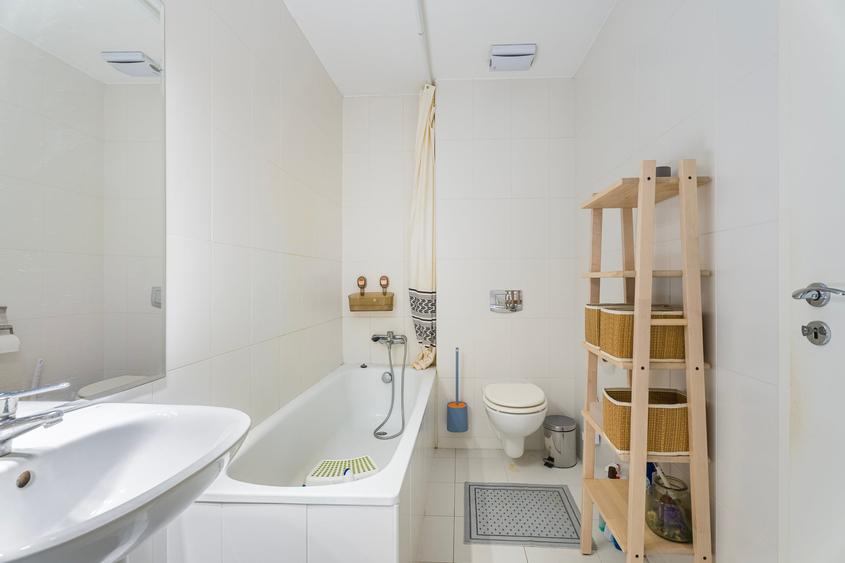 Apartament cu 3 camere semidecomandat în Calea Călărașilor