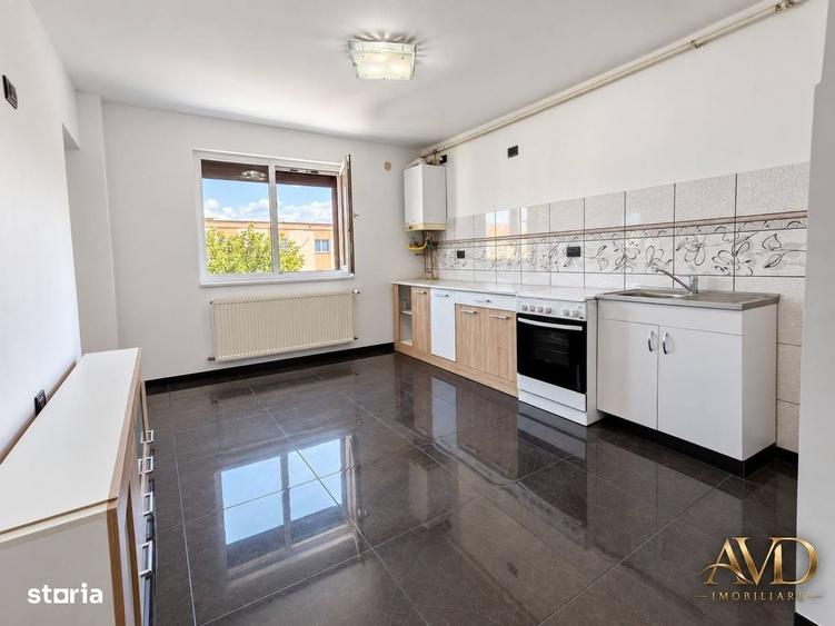 Apartament cu 3 camere decomandat în Noua