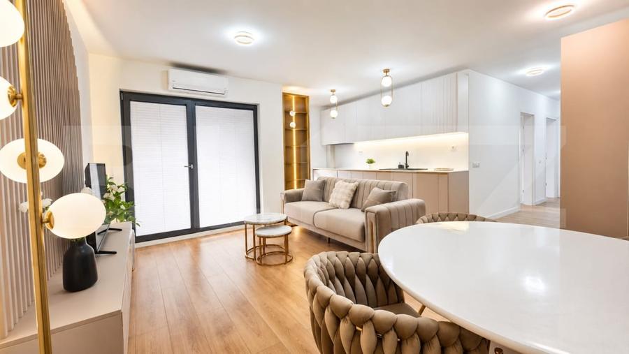Apartament cu 3 camere semidecomandat, mobilat în Calea Moldovei