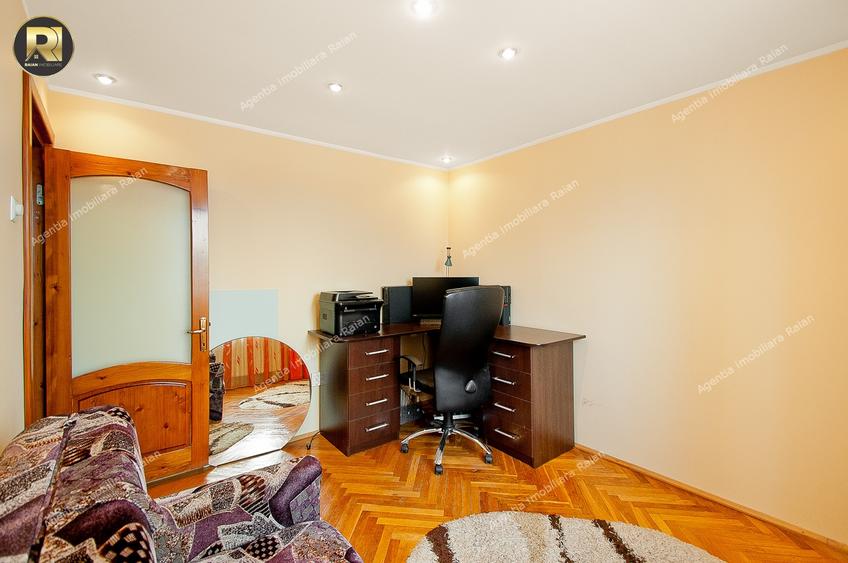 Apartament cu 3 camere semidecomandat, mobilat în Micro 19