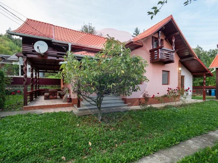 Casă individuală cu 5 camere cu Teren 735 Mp în Sucevița