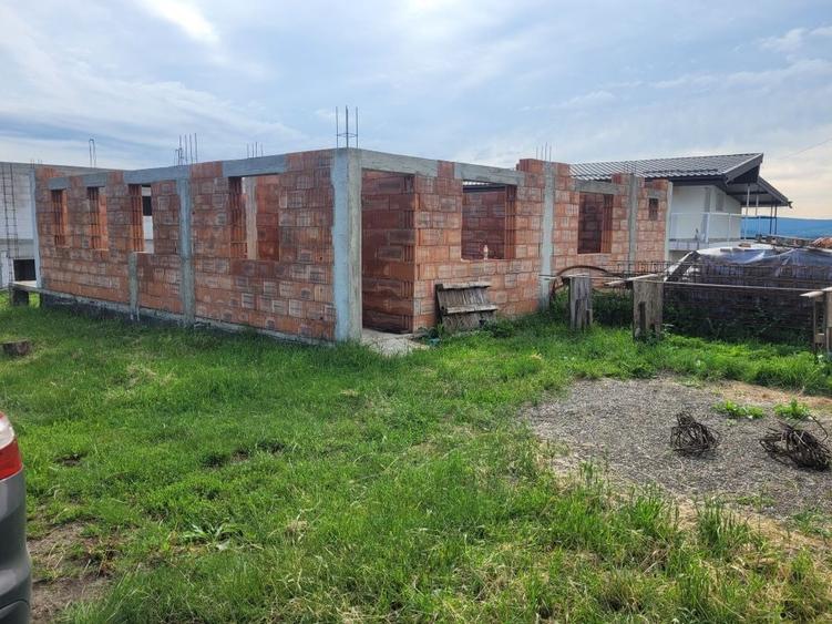 Casă cu 4 camere în Cornești