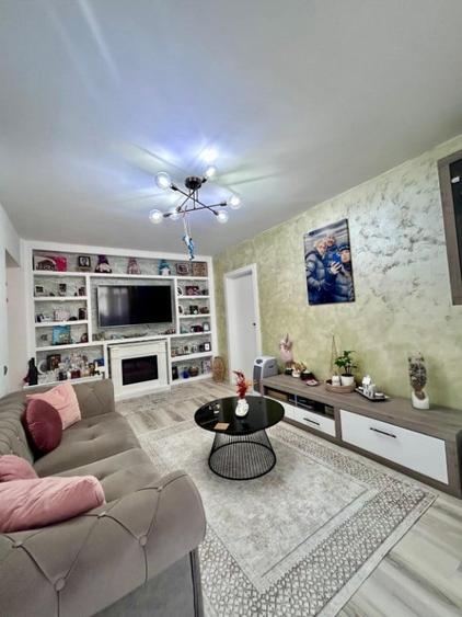 Apartament cu 3 camere semidecomandat în Florești