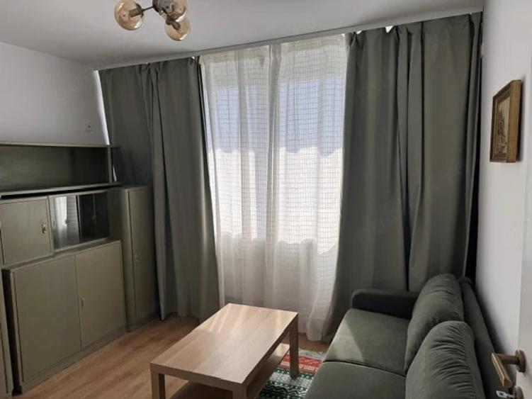 Apartament cu 3 camere semidecomandat în Tineretului