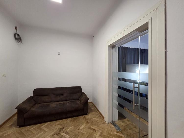 Apartament cu 3 camere semidecomandat în Tineretului