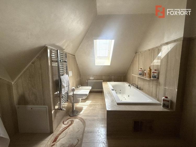 Casă individuală cu 7 camere cu Piscina în Dumbrăvița