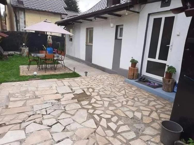 Casă individuală cu 5 camere cu Teren 680 Mp în Central