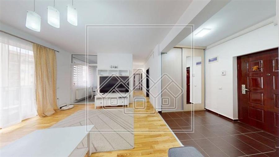 Apartament cu 3 camere semidecomandat în Turnișor