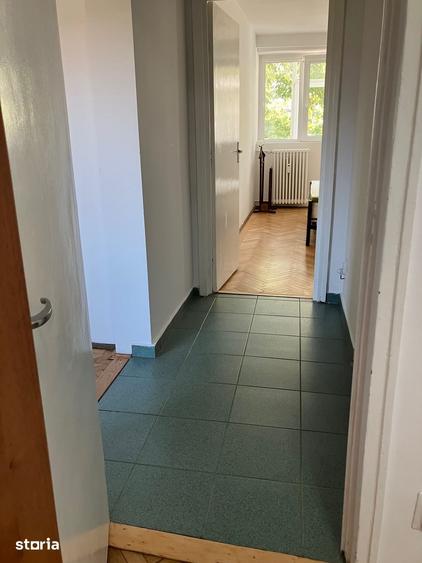 Apartament cu 3 camere semidecomandat în Tei
