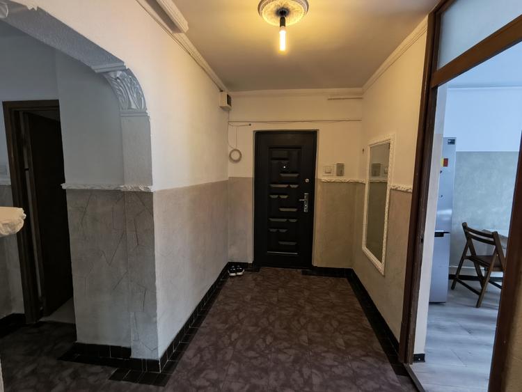 Apartament cu 3 camere decomandat, mobilat în