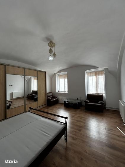 Apartament cu 3 camere, mobilat în Boul Roșu