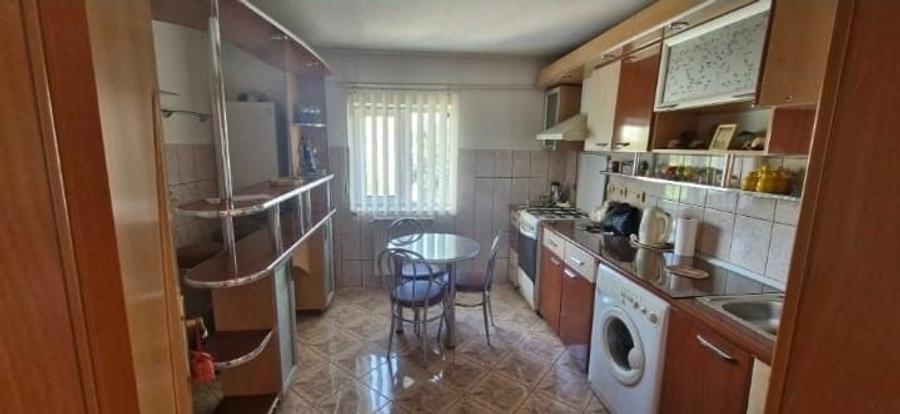 De vanzare apartament cu 3 camere - 2