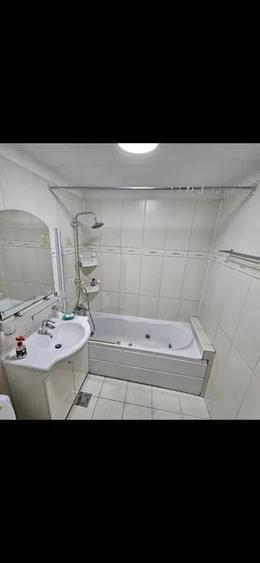 Apartament cu 3 camere decomandat, mobilat în Decebal