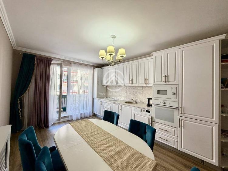 Apartament cu 3 camere semidecomandat în Tăuți
