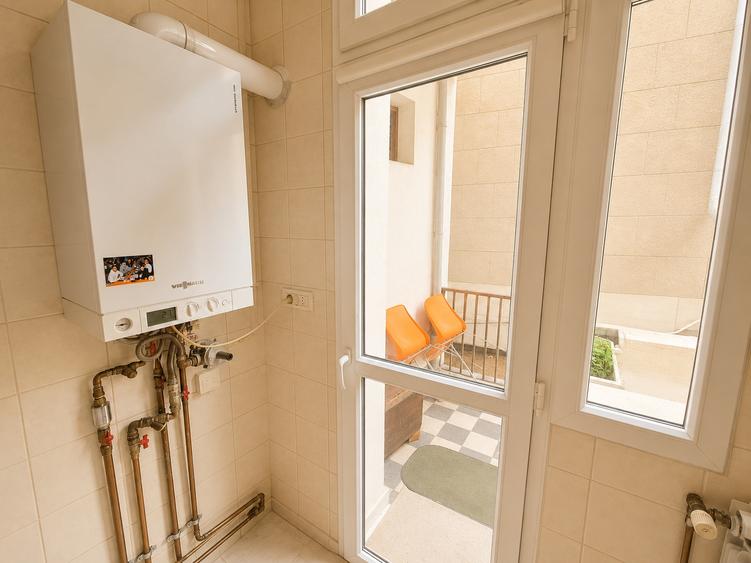 Apartament cu 3 camere decomandat în Moșilor
