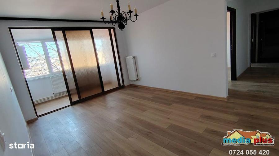 Apartament cu 3 camere semidecomandat în Micro 16
