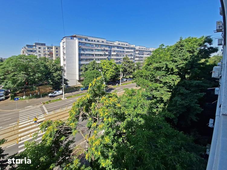 Apartament cu 3 camere semidecomandat în Crângași