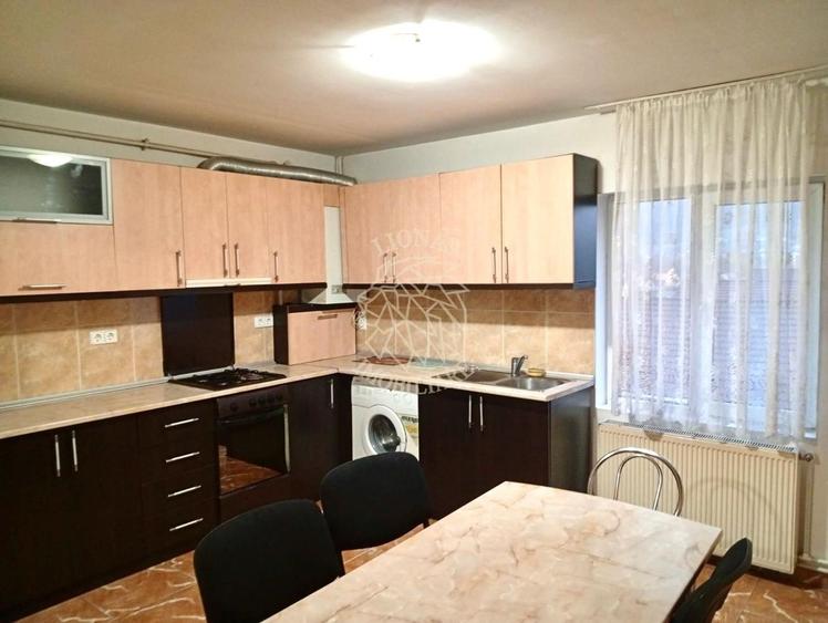 Apartament cu 4 camere decomandat, mobilat în Calea Moldovei