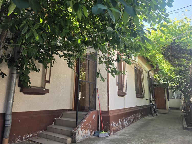Casă individuală cu 3 camere cu Canalizare în Vatra Luminoasă