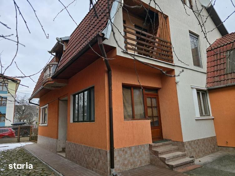 Casă cu 8 camere cu Teren 800 Mp în Independenței