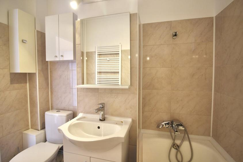 Apartament cu 3 camere decomandat în Teiul Doamnei
