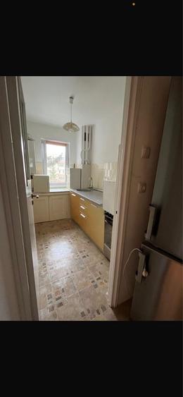 Apartament cu 3 camere semidecomandat în Astra