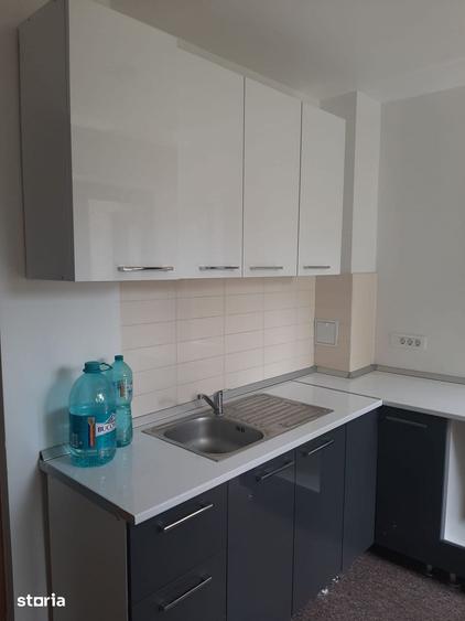 Apartament cu 5 camere decomandat în Romană