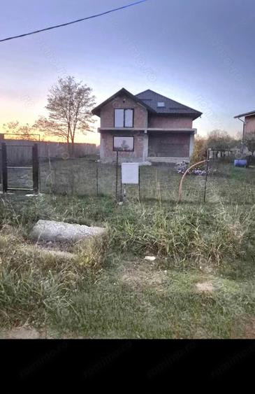 Casă cu Teren 1300 Mp în Varlaam