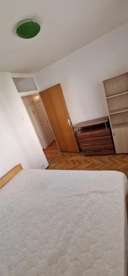 Apartament cu 4 camere decomandat în Calea București