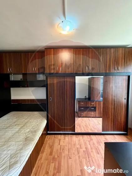 Apartament cu 3 camere semidecomandat în Central