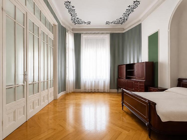 Apartament cu 4 camere semidecomandat în Romană