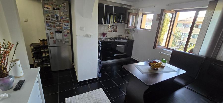 Apartament cu 3 camere nedecomandat, mobilat în Micro 9
