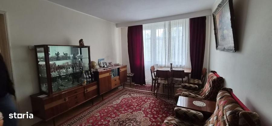 Apartament cu 3 camere semidecomandat în Trivale